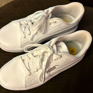 Women’s pumas size 8 great tennis shoes I only wore them once